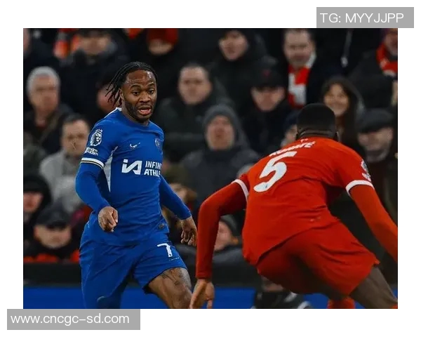 利物浦赛场突发小插曲裁判冷静应对展现专业处置能力