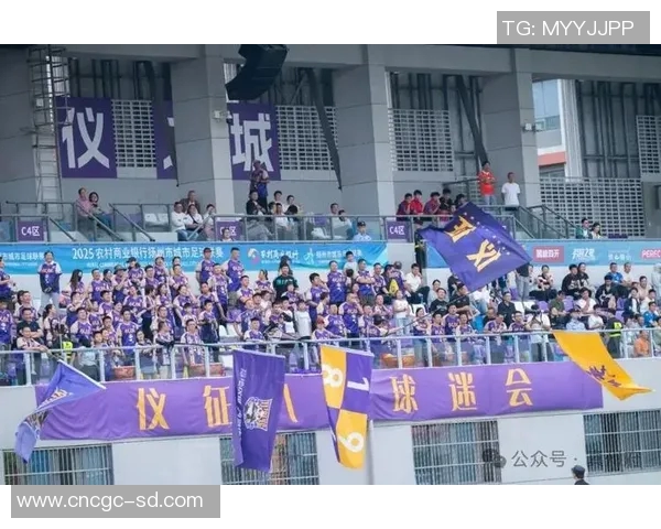 球迷在看台上表白成功,现场掌声雷动 球迷在看台上表白成功,现场掌声雷动